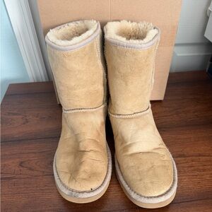 UGG Classic Short Boots in Cream